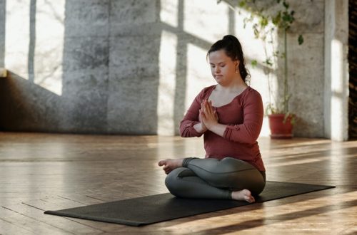 Ilustrasi olahraga yoga untuk program hamil